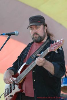 Сергей Суворов (бас-гитара) на фестивале в Новочебоксарске 25.06.2005. Фото Вячеслава Ёлочкина