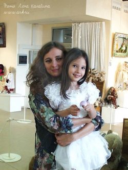 Ольга Арефьева с Ясей в галерее кукол на 1 этаже ЦДХ. Фото Лены Калагиной, ЦДХ 30 мая 2003