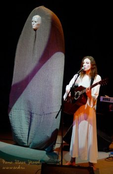 Ольга Арефьева и «Ковчег». Фото Игоря Уколова с акустического концерта 25 апреля 2004 в ЦДХ.