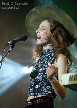 Ольга Арефьева и «Ковчег». Фото Алексея Барского с электрического концерта в клубе "Точка" 2 июля 2004.