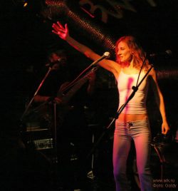 Ольга Арефьева и «Ковчег». Фотографии Goldy с электрического концерта в клубе "Бункер" 11 февраля 2006
