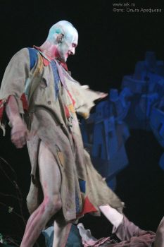 Фото Ольги Арефьевой. Спектакль театра DEREVO "Однажды", показанный в Петербурге 14-16 апреля 2006