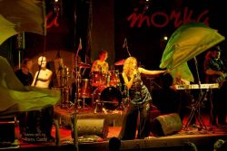 Ольга Арефьева и «Ковчег». Фото с электрического концерта в клубе "Точка" 3 июня 2006.  Фото Goldy