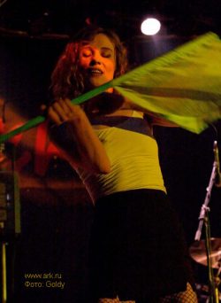 Ольга Арефьева и «Ковчег». Фото с электрического концерта в клубе "Точка" 3 июня 2006.  Фото Goldy