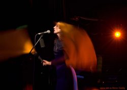 Ольга Арефьева и «Ковчег». Фотографии с электрического концерта в клубе "Апельсин" 29 октября 2006. Фото Goldy
