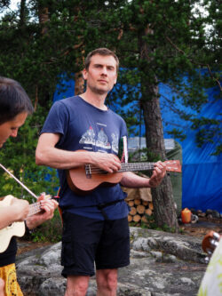 Укулеле & йога лагерь на Ладоге, июль 2022. Фото Кирилла Скоморовского